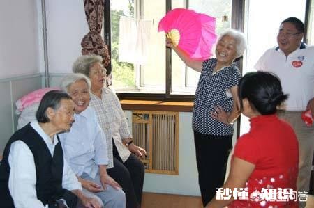 如果旅行期间可以免费住宿老人院，每天需要陪伴老人一个小时聊天活动，你愿意吗