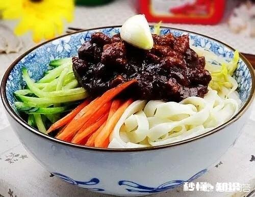 上联：龙腾凤舞飞，腾云驾雾。如何对下联