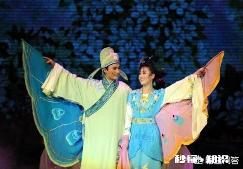 上联：龙腾凤舞飞，腾云驾雾。如何对下联