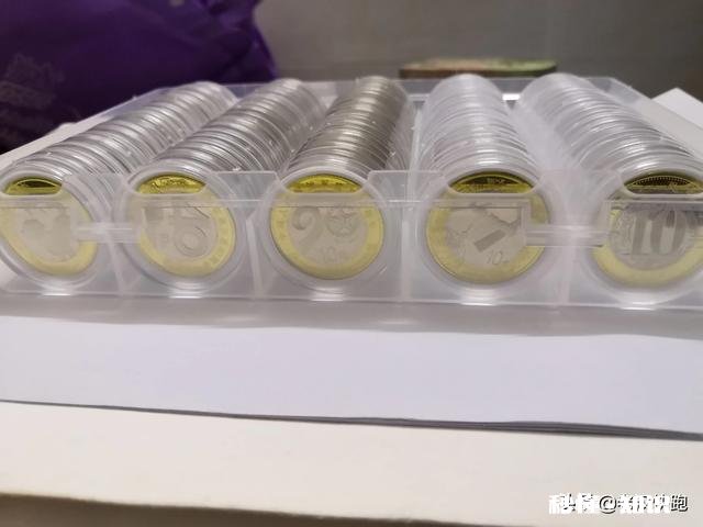 装纪念币的透明圆形小塑料盒哪里可以买到