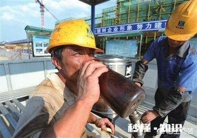 自媒体真的赚钱吗辞去年薪八万的工资，去工地干活，拍工地的生活视频，觉得怎么样