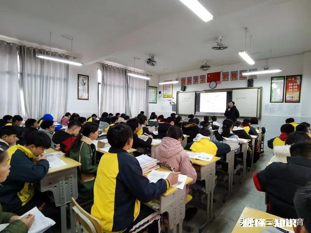 刚入职的老师，对学生要求严厉一点好，还是温和一点好