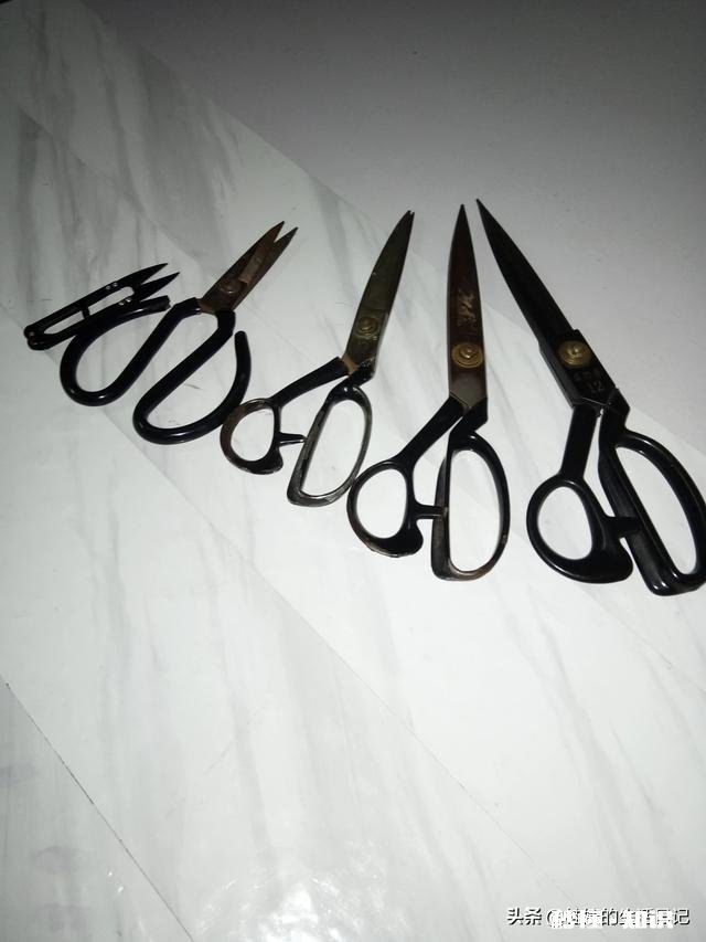 按比例说,学过的才懂,多高的裁缝能用九寸的裁缝剪子这里面有人体比例换算的