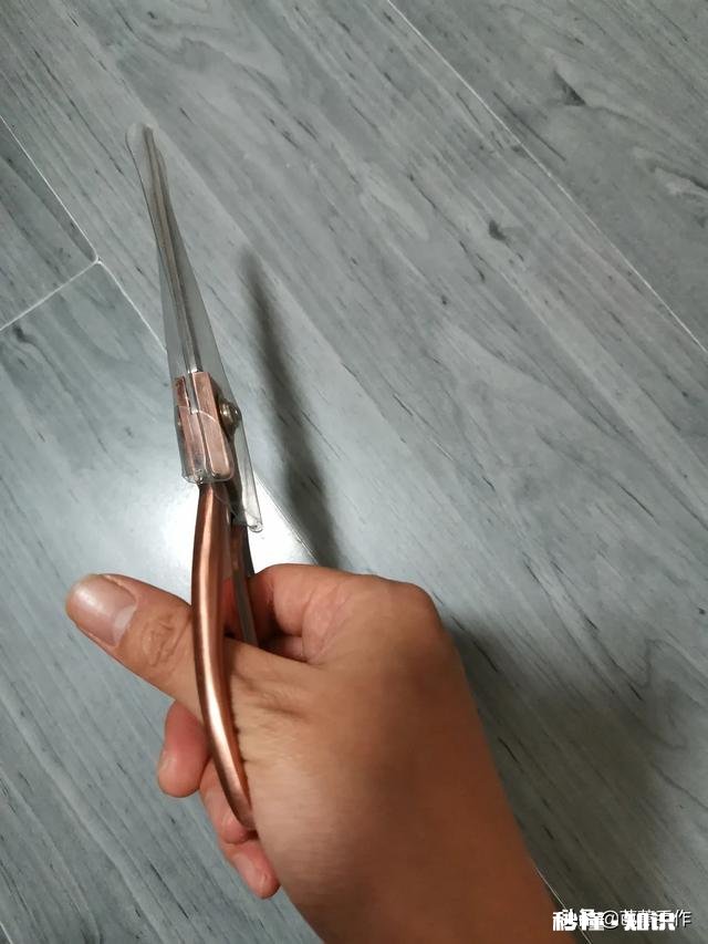 按比例说,学过的才懂,多高的裁缝能用九寸的裁缝剪子这里面有人体比例换算的