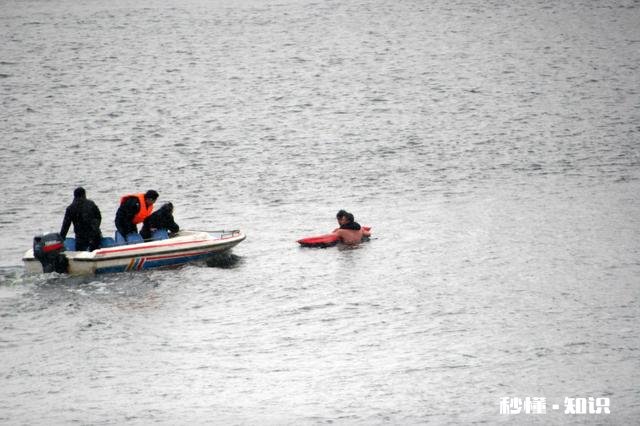 有人说“人，越没钱，越容易被生活逼上绝路”对此你怎么看