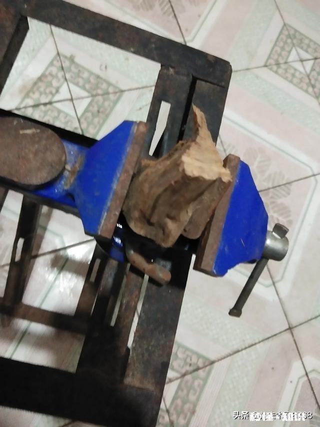 我是一名大学生，想自学木雕，雕一些小东西，请问怎么入门