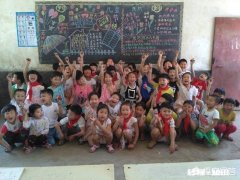 儿子今天教同学写作业，同学给他一块钱，对这样的行为，我是该制止还是鼓励