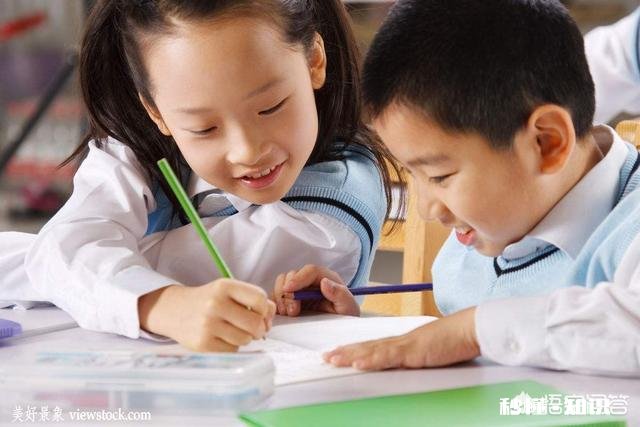 儿子今天教同学写作业,同学给他一块钱,对这样的行为,我是该制止还是鼓励