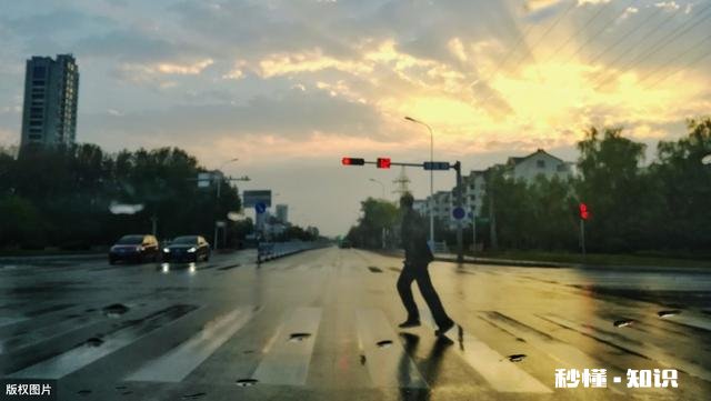 为什么有的车辆在最后一秒已经变红灯了还敢加速闯过去