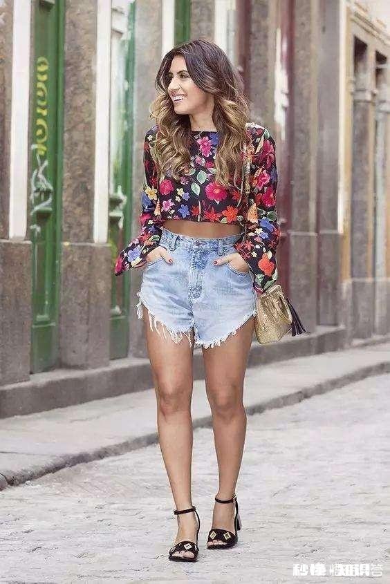 夏天宽松上衣怎么搭配裤子