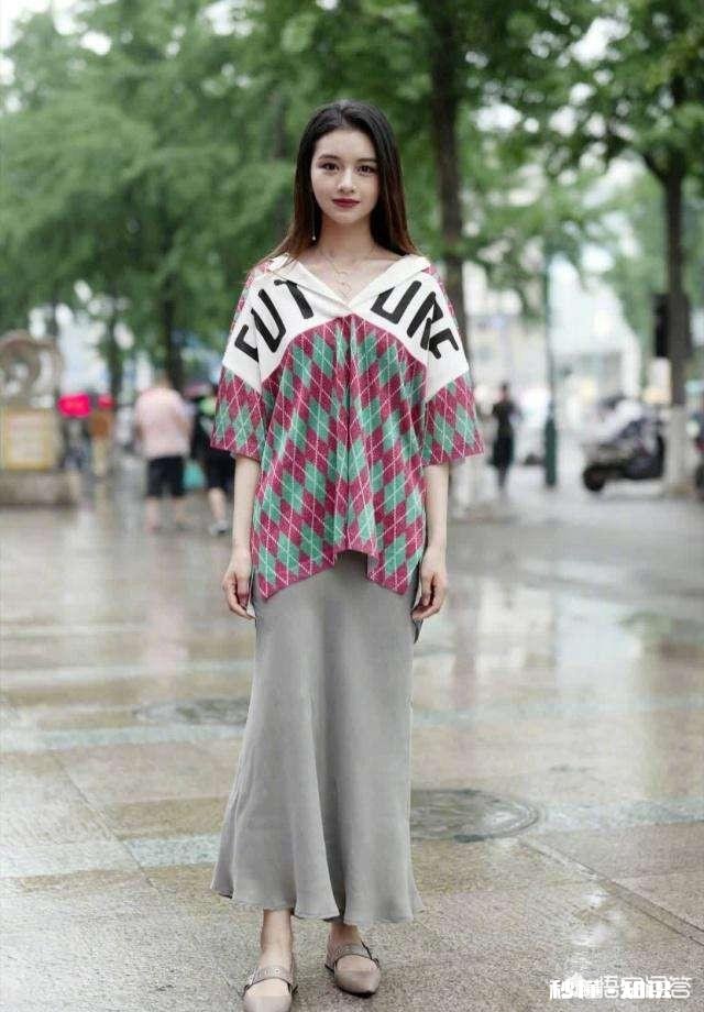 夏天宽松上衣怎么搭配裤子