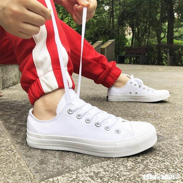 有适合22岁男生穿的休闲鞋推荐吗