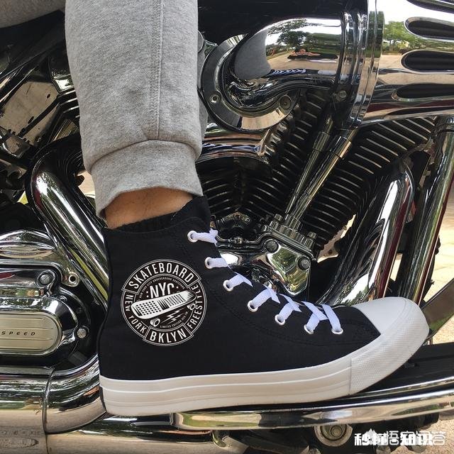 有适合22岁男生穿的休闲鞋推荐吗