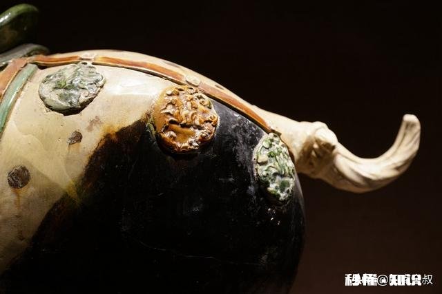 洛阳出土的唐三彩最富有特色的哪一个现藏于何处