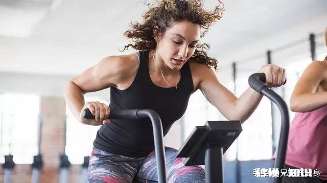 经常做深蹲和经常做俯卧撑的人,他们的身体素质是有区别的