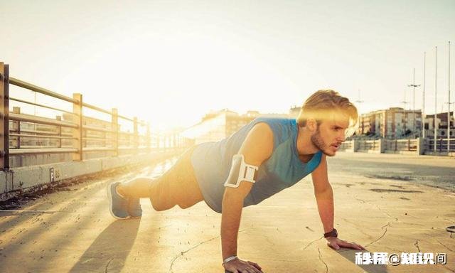经常做深蹲和经常做俯卧撑的人,他们的身体素质是有区别的
