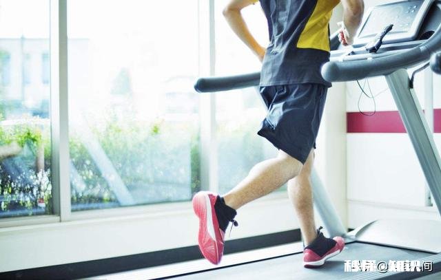 经常做深蹲和经常做俯卧撑的人,他们的身体素质是有区别的