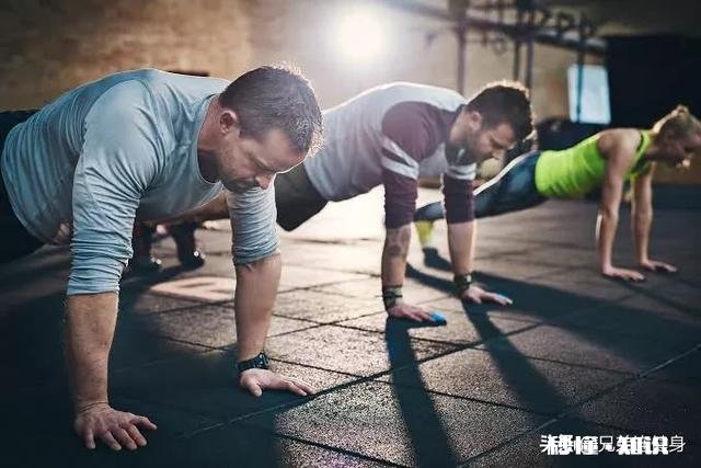 经常做深蹲和经常做俯卧撑的人,他们的身体素质是有区别的