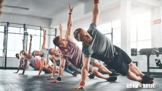 经常做深蹲和经常做俯卧撑的人,他们的身体素质是有区别的