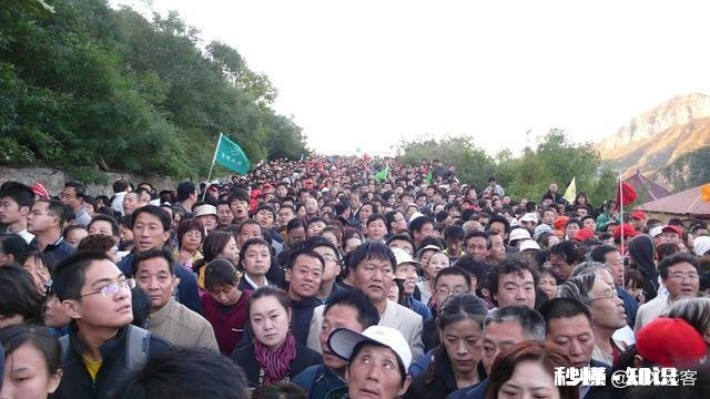 对著名景点假日拥挤的现象，你有什么看法