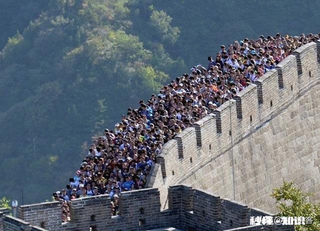 对著名景点假日拥挤的现象，你有什么看法