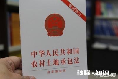 户口迁出，原承包地还属于自己吗还能享受农村宅基地、耕地吗