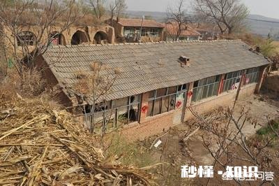 户口迁出，原承包地还属于自己吗还能享受农村宅基地、耕地吗