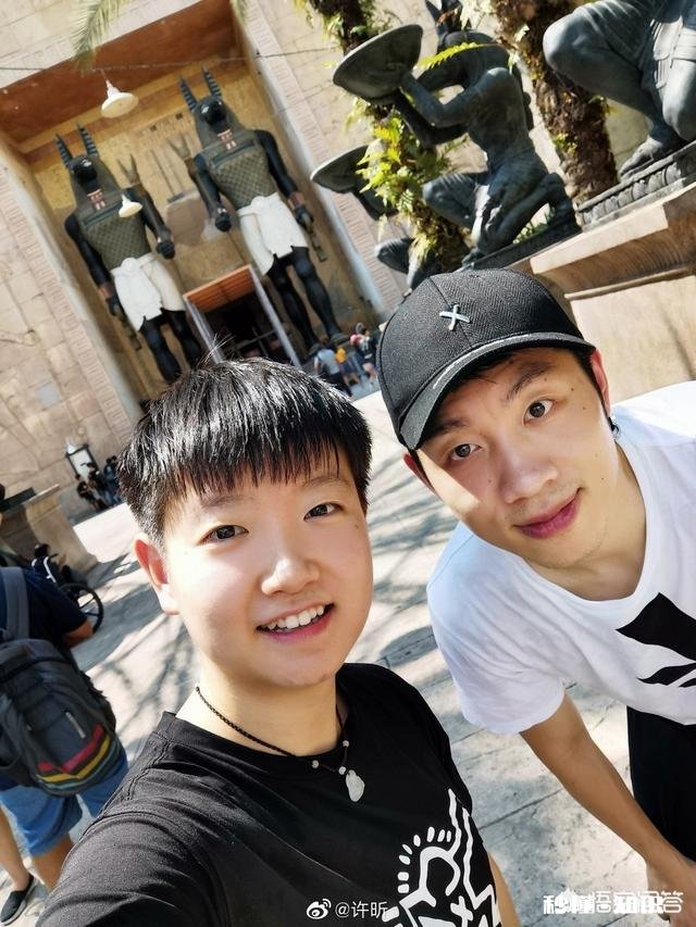 孙颖莎学样刘国梁，微博晒图与许昕比高，对此你怎么看