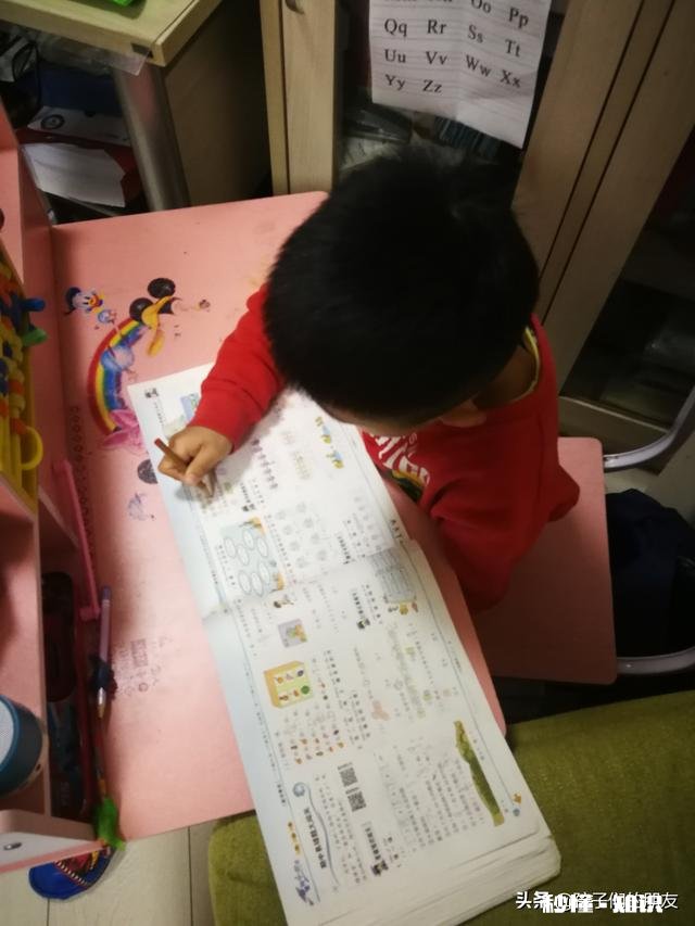 一年级作业多，老师讲课快，小孩学习跟不上怎么办