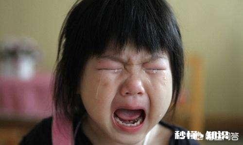 送儿子上幼儿园儿子说不敢去，说老师打了他的腿，我现在该找老师谈谈还是在观察看看