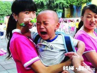 送儿子上幼儿园儿子说不敢去，说老师打了他的腿，我现在该找老师谈谈还是在观察看看