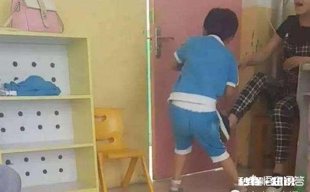送儿子上幼儿园儿子说不敢去，说老师打了他的腿，我现在该找老师谈谈还是在观察看看