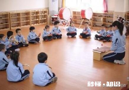 送儿子上幼儿园儿子说不敢去，说老师打了他的腿，我现在该找老师谈谈还是在观察看看