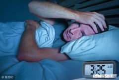 人在深夜时会想到心爱之人快离去的情景，感到心特别痛，在白天没有这种恐惧、心痛感，是