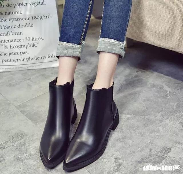 黑色短靴如何搭配上装和下装比较好看