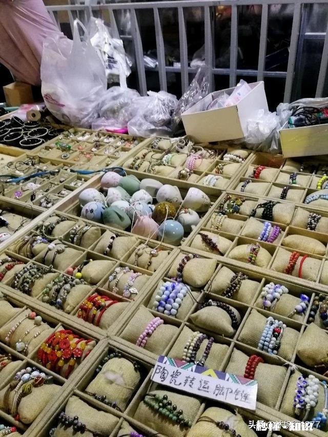 我其实就想知道，郑州除了健康路夜市哪里还能摆地摊