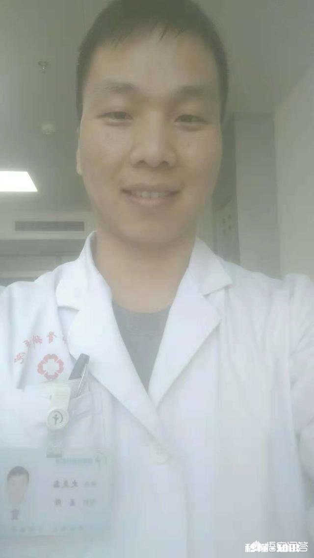 按压左肩膀、左胳膊、左胸乳头有痛感，左大拇指出现麻木是怎么回事