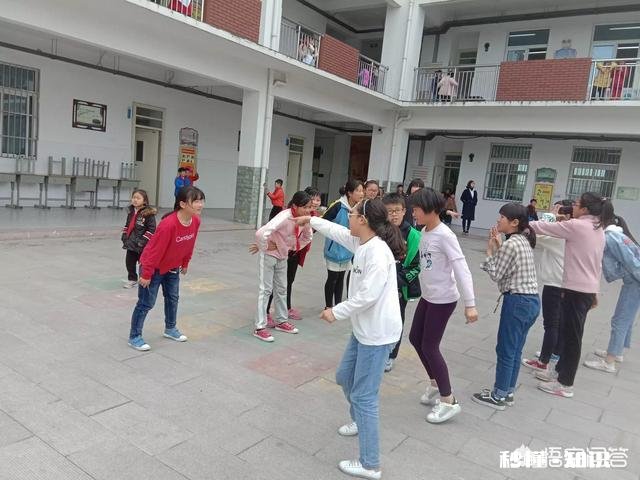 初二男孩儿上课睡觉不写作业，极度叛逆不学习，怎么办