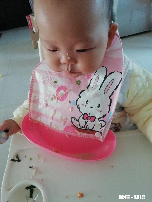 小孩多大可以训练他吃饭