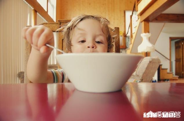 小孩多大可以训练他吃饭