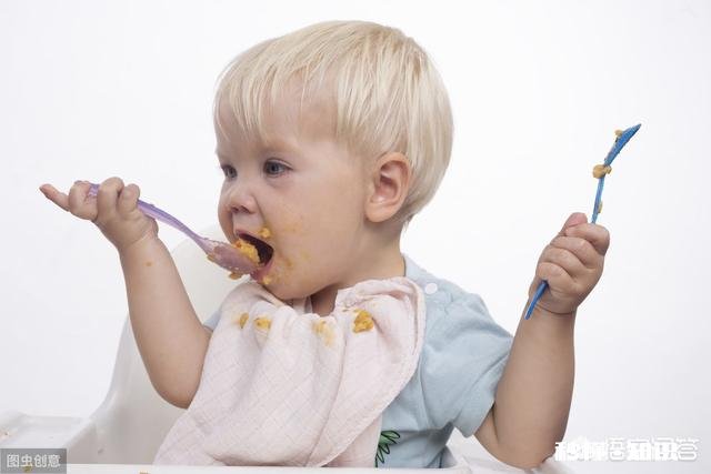 小孩多大可以训练他吃饭