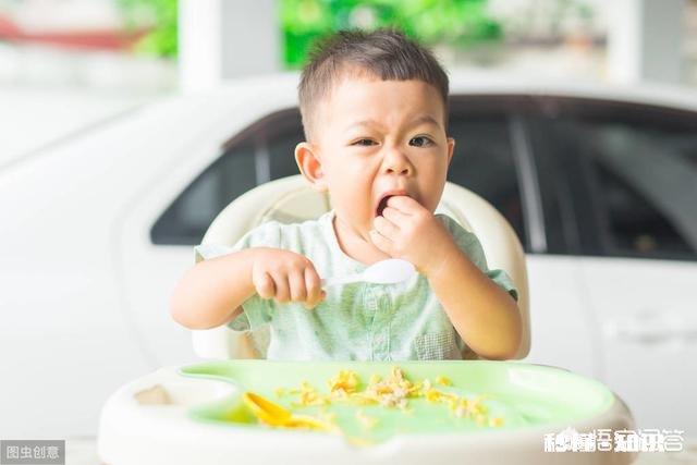 小孩多大可以训练他吃饭