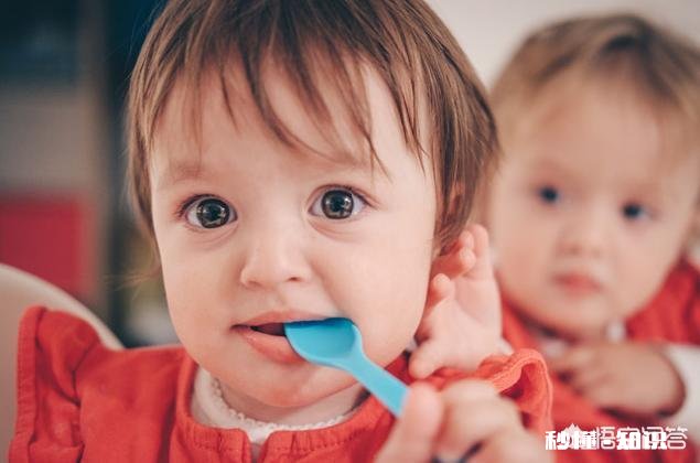 小孩多大可以训练他吃饭