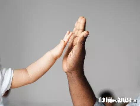 新手爸爸如何在与宝宝的交流玩耍中成长