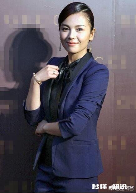 公司领导三十多岁女性，属于事业型女强人，不是特别时尚的那种，送点什么礼物