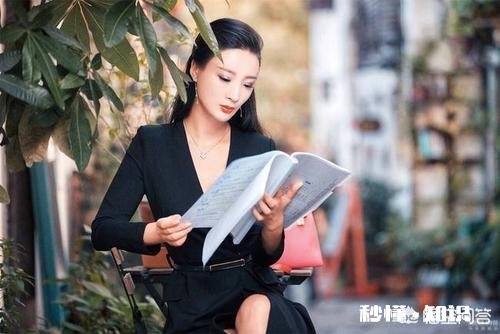 公司领导三十多岁女性，属于事业型女强人，不是特别时尚的那种，送点什么礼物