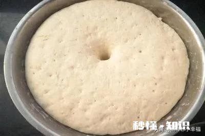 为何发面的时候不放小苏打，而在柔面的时候放