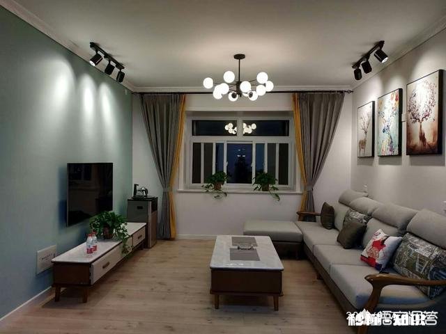 白色的地砖，白色的柜子，墙面，沙发还是餐桌配啥颜色好看