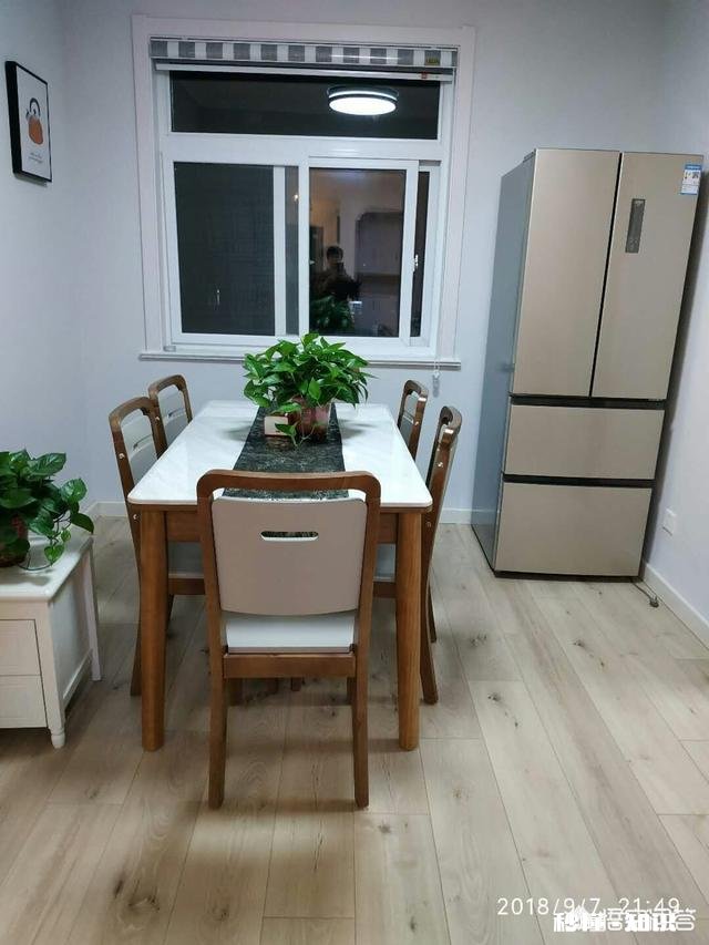 白色的地砖，白色的柜子，墙面，沙发还是餐桌配啥颜色好看