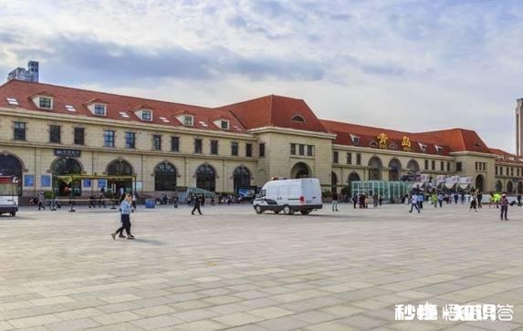 想去青岛玩，主要是想去海边玩，坐火车到青岛站还是北站呢怎么规划路线比较好